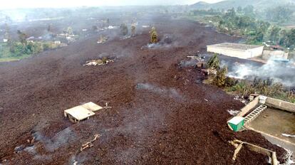 Aspecto de la aldea de Bushara, cercana a Goma, sepultada por la lava, este domingo. Alrededor de las siete de la tarde hora local (16.00 GMT) del sábado comenzó la erupción del volcán, uno de los más activos del mundo y que suele ser ascendido por turistas que quieren contemplar el lago de lava alojado en su cráter, confirmó a la agencia Efe Célestin Kasereka Muhinda, del Observatorio Vulcanológico de Goma, situado a unos 20 kilómetros del volcán.