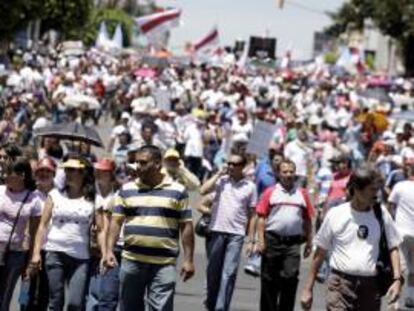 La protesta además sirvió para "despedir" a la actual presidenta del país, Laura Chinchilla, que concluirá su mandato el próximo 8 de mayo y que, según los manifestantes, termina de manera impopular y con un gran descontento social. EFE/Archivo