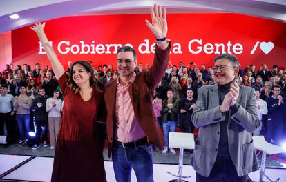 La candidata a la alcaldía de Valencia, Sandra Gómez, a la izquierda, el presidente del Gobierno de España y secretario general del PSOE, Pedro Sánchez, y el presidente de la Generalitat Valenciana, Ximo Puig, en el acto de presentación de los candidatos socialistas a las alcaldías españolas celebrado este sábado en Valencia.