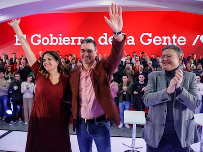 La candidata a la alcaldía de Valencia, Sandra Gómez, a la izquierda, el presidente del Gobierno de España y secretario general del PSOE, Pedro Sánchez, y el presidente de la Generalitat Valenciana, Ximo Puig, en el acto de presentación de los candidatos socialistas a las alcaldías españolas celebrado este sábado en Valencia.