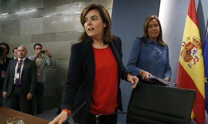 Sáenz de Santamaría y Ana Mato, este viernes en La Moncloa.