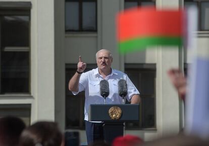 Durante el mitin, Lukashenko ha asegurado que "ni muerto" permitirá la entrega del país y rechaza la repetición de las elecciones exigida por la oposición.