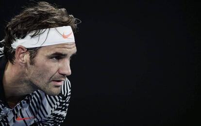 Federer, al resto, durante el partido ante Melzer.
