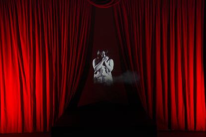 Fotograma de 'Lincoln, Lonnie & Me', de Carrie Mae Weems. La artista se sirve en esta videoinstalación de figuras fantasmagóricas a escala humana para analizar, a través de su relación con el presidente Abraham Lincoln y el activista Lonnie Graham, la construcción de narrativas históricas y cómo las tragedias del pasado son continuamente renegociadas. Reflexiona, así, sobre un pasado complejo mientras proyecta su obra hacia el futuro.