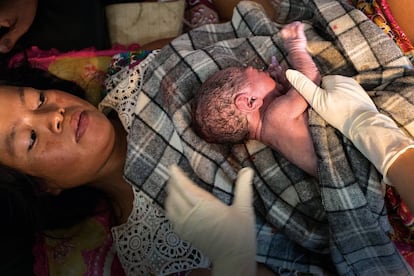 Una madre con un recién nacido en Camboya.