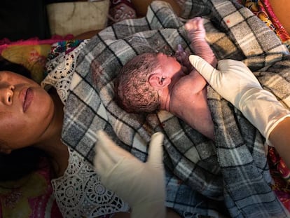 Una madre con un recién nacido en Camboya.