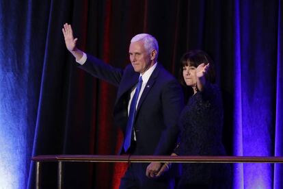 El candidato republicano a la vicepresidencia, Mike Pence, junto a su esposa, celebran los resultados electorales en Nueva York.