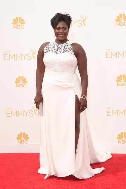 Danielle Brooks con nuevo corte de pelo y vestido blanco con abertura.