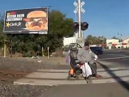 Un hombre es rescatado segundos antes de ser arrollado por un tren