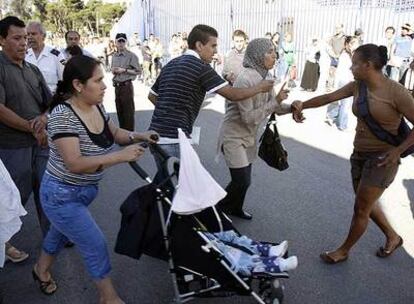 Trifulca en el exterior de la comisaría por el intento de una mujer de saltarse la cola.