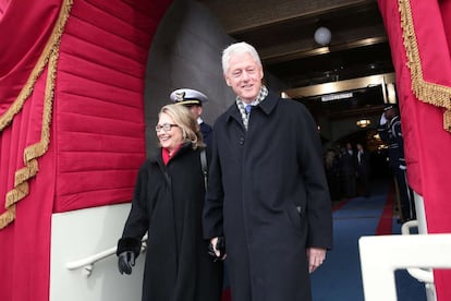Los Clinton, cogidos de la mano, llegan a la ceremonia de toma de posesión de Obama.