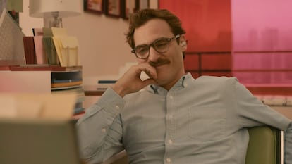 El actor Joaquin Phoenix escucha la voz de Scarlett Johansson en un fotograma de la película 'Her'