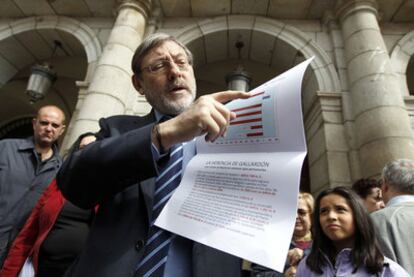 El candidato socialista a la alcaldía de Madrid, Jaime Lissavetzky, en la Plaza Mayor.