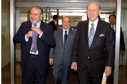 Pedro Solbes (izquierda), junto a José María Cuevas y el empresario Max Mazín, en la sede de la patronal.