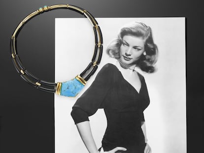 Collar con una gran turquesa que perteneció a la actriz Lauren Bacall, retratada detrás.