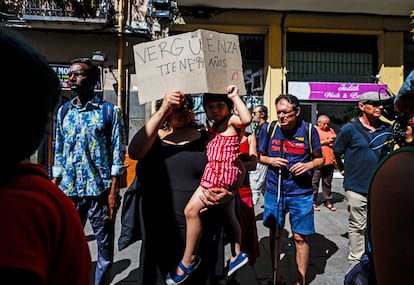 Vecinos y activistas se reúnen en la calle para protestar contra el desahucio de Marina López.