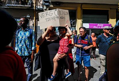 Vecinos y activistas se reúnen en la calle para protestar contra el desahucio de Marina López.