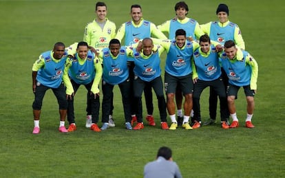 Seleção brasileira posa durante treino para pegar o Chile.