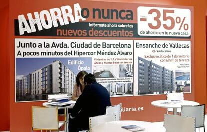 Un expositor en un salón inmobiliario, en Madrid.