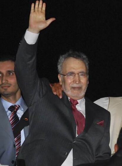 Abdelbaset Ali al-Megrahi saluda al ser recibido en el aeropuerto de Trípoli en Libia