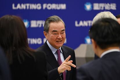 El ministro de Asuntos Exteriores chino, Wang Yi, en la apertura este lunes del foro sobre las relaciones China-EE UU en Pekín.