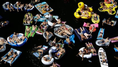 Gente descansando en sus flotadores antes de una competición de salto de acantilados cerca de Hrimezdice, República Checa, el 5 de agosto de 2017.