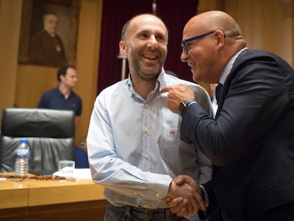 El alcalde de Ourense, Gonzalo Pérez Jácome (a la izquierda), saluda al presidente de la Diputación, José Luis Baltar, tras la elección de este como presidente de la institución provincial.