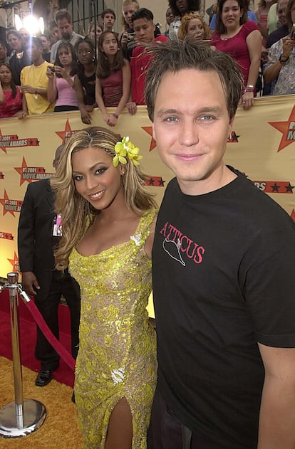 Mark Hoppus, vocalista y bajista de Blink-182, con Beyonce, en los MTV Movie Awards de 2001.