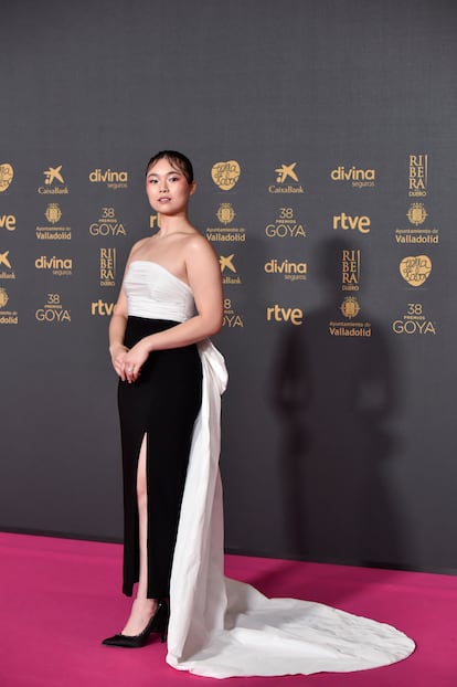 Xinyi Ye, una de las actrices de 'Chinas', está nominada a mejor actriz revelación. Lleva un vestido bicolor de la marca española Koahari y zapatos de Exe.