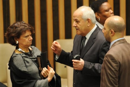 El embajador palestino en la ONU, Riyad Mansour, habla con la embajadora de EE UU, Rosemay Di Carlo.