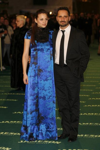 Leonor Watling, que acudió a los Goya de 2009 a las pocas semanas de dar a luz a su primer hijo, no acertó con este vestido de Josep Font. En la imagen, junto a su pareja, el cantante Jorge Drexler. 