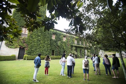 Un grupo de turistas en una visita guiada al Pazo de Meirás.