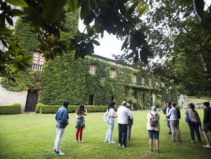 Un grupo de turistas en una visita guiada al Pazo de Meirás.