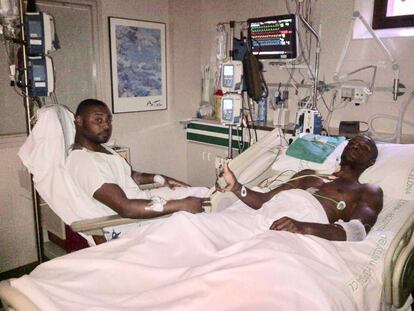 Gerard, primo de Abidal, y el exfutbolista, en el hospital en 2012 en una imagen publicada por el propio jugador.