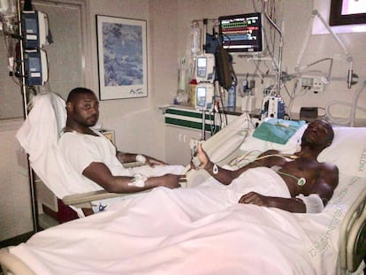 Gerard, primo de Abidal, y el ex futbolista, en el hospital en 2012 en una imagen publicada por el propio jugador.