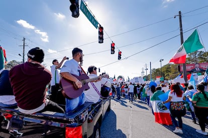 Con música y consignas como “La raza unida jamás será vencida”, la población latina reclama por el accionar de Trump, cuyo Gobierno ha colocado el rótulo de “criminales” a todos aquellos migrantes que ingresaron al país irregularmente.