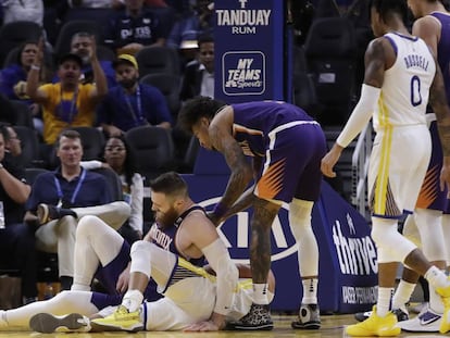 El momento de la lesión de Curry, tras acerele encima Baynes.