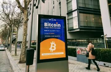 Un cartel de promoción de bitcóin, en la calle Méndez Álvaro, de Madrid.