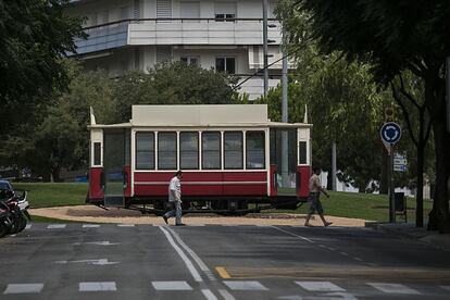 El tramvia de la plaça Granollers de Mataró ha perdut els vestigis de la publicitat de Caixa Laietana, que la crisi de les preferents va fer que es convertís en una vergonya per molts clients.