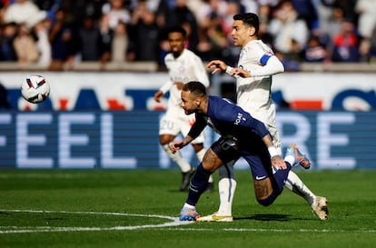 Neymar, en el momento de su lesión en el partido contra el Lille.