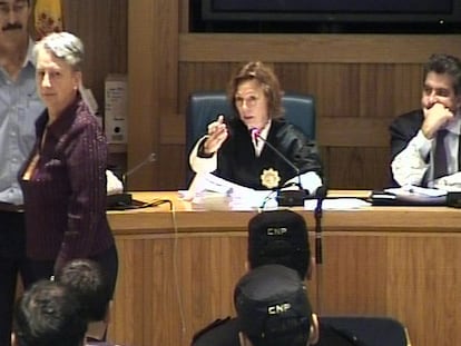 Adoración Zubeldia se gira para mirar cara a cara a los etarras acusados de matar a su marido, ayer en la Audiencia Nacional.