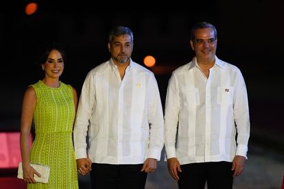 Mario Abdo Benítez, presidente de Paraguay, es recibido por Luis Abinader a la inauguración de la Cumbre Iberoamericana, este viernes por la noche en Santo Domingo.