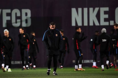 El técnico Valverde durante la práctica del Barça.