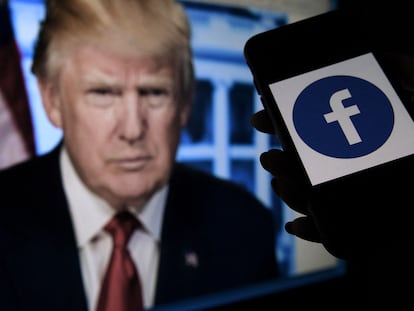 Una imagen del expresidente Donald Trump y el logo de Facebook en un móvil en Arlington, Virginia.