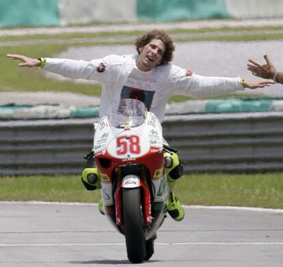 Simoncelli celebra el título de 250cc de 2008 en Sepang, donde ayer sufrió la caída mortal.