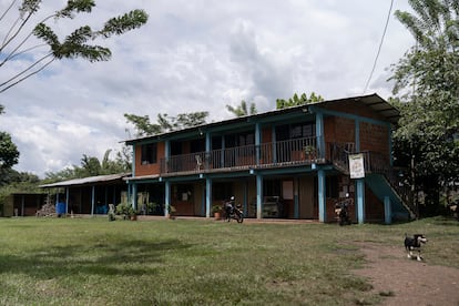 El resguardo Paez Corinto-López Adentro está compuesto de 426 kilómetros cuadrados, en el que habitan 2.300 personas que conforman 816 familias. En la imagen, el edificio principal del Cabildo indígena, la entidad a modo de Ayuntamiento o Gobierno por la que los miembros de una comunidad indígena se rigen. 