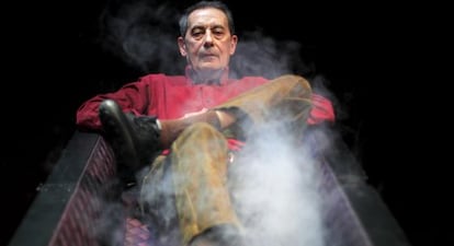 El director de teatro Jes&uacute;s Cracio reposa entre humo en un ata&uacute;d. 