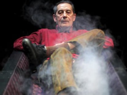 El director de teatro Jes&uacute;s Cracio reposa entre humo en un ata&uacute;d. 