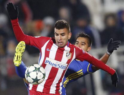 El jugador del Atlético de Madrid Ángel Correa (frente) disputa el balón con Christian Noboa (atrás) del FK Rostov.