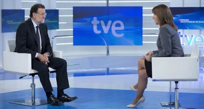 Mariano Rajoy durante la entrevista que le ha realizado este lunes la periodista Ana Blanco en TVE, en Madrid.